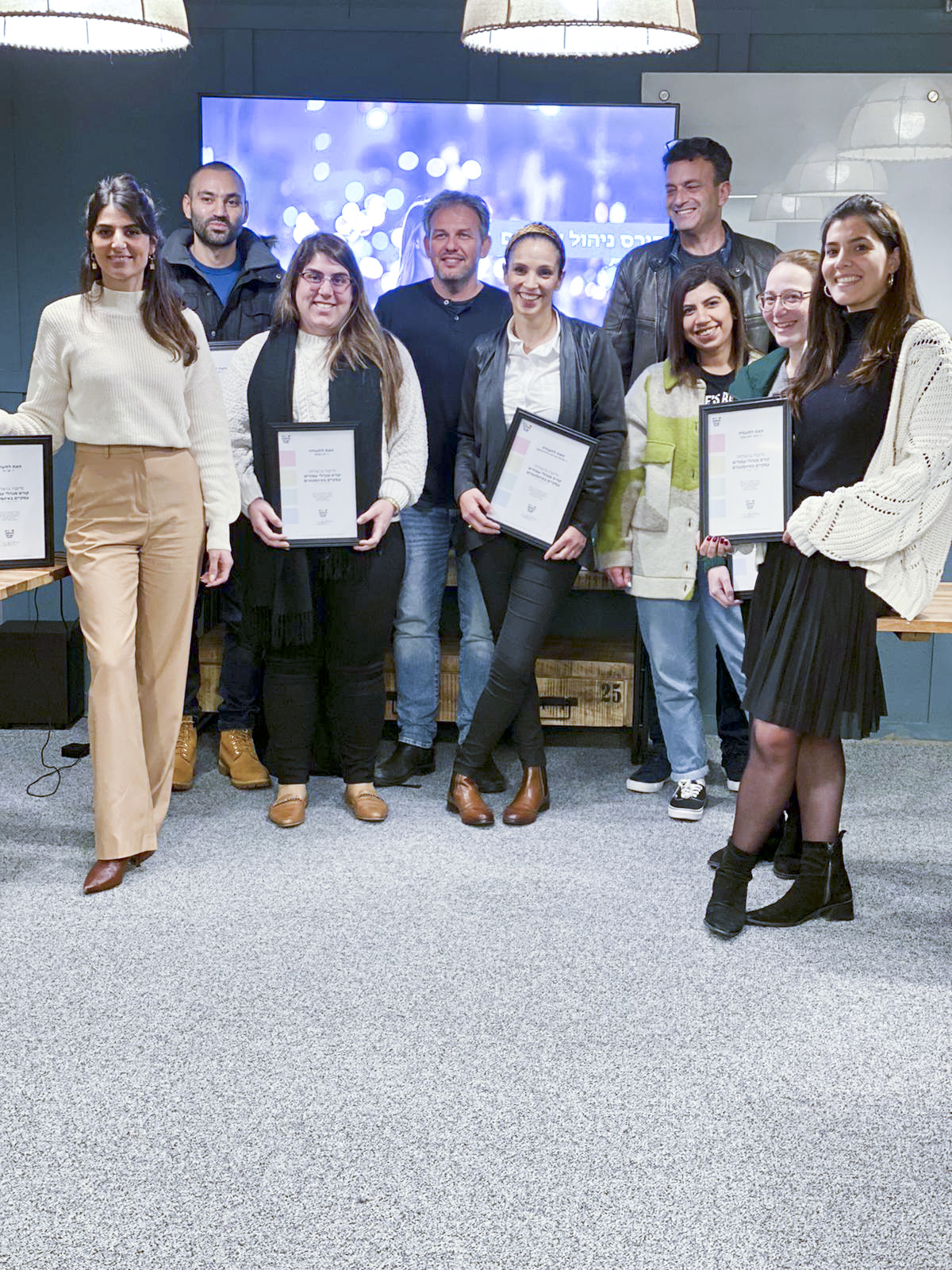 בוגרים עם תעודות